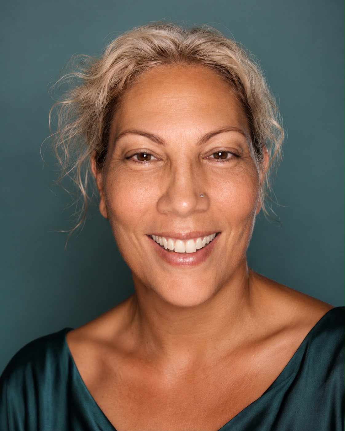 Laure Perez, souriante, devant un fond corail